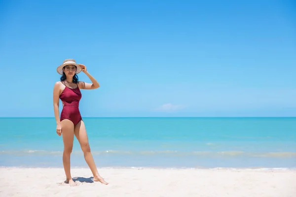 Young Women Bikini Straw Hat Stand Tropical Beach Enjoying Looking — Stock Photo, Image