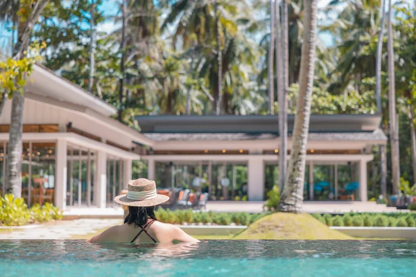 Mujer Asiática Feliz Traje Baño Rojo Sombrero Paja Relajante Piscina —  Fotos de Stock