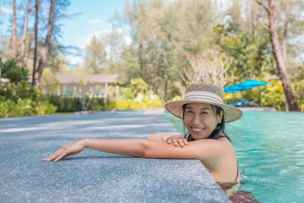 Heureuse Femme Asiatique Maillot Bain Rouge Chapeau Paille Relaxant Dans — Photo