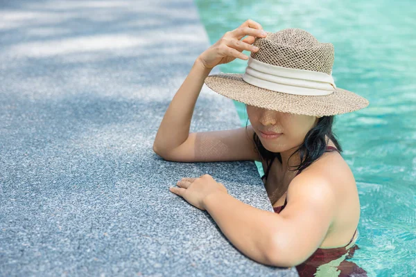 Joyeux Asiatique Femme Maillot Bain Rouge Chapeau Paille Relaxant Dans — Photo