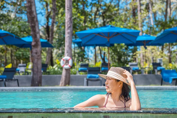 Mulher Asiática Feliz Maiô Vermelho Chapéu Palha Relaxante Piscina Olhando — Fotografia de Stock