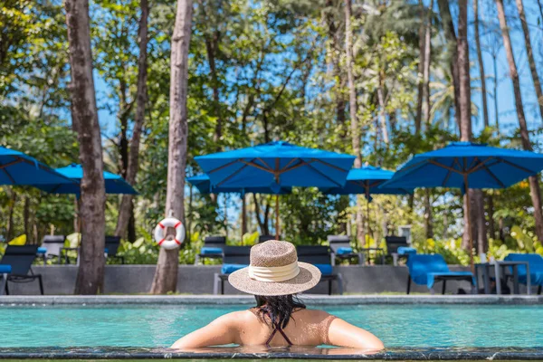 Mulher Asiática Feliz Maiô Vermelho Chapéu Palha Relaxante Piscina Olhando — Fotografia de Stock