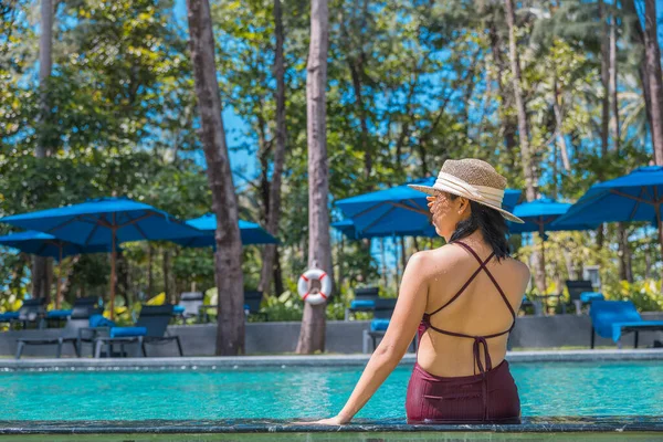 Mulher Asiática Feliz Maiô Vermelho Chapéu Palha Relaxante Piscina Olhando — Fotografia de Stock