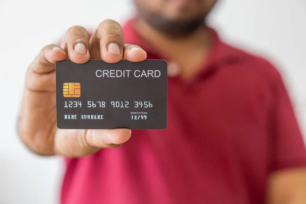 Närbild Hand Asiatisk Man Bär Röd Skjorta Med Svart Kreditkort — Stockfoto