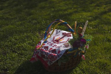 Ukrayna gelenekleri, belirli bir grup ürünün zorunlu olduğu bir Paskalya sepeti, yani jambon, tütsülenmiş et, tereyağı, tuz, sosis ve Paskalya keki..