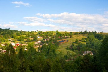 Modern dağ köyü, gelişmiş ve antik teknoloji ve binalara sahip. Ormanların ve uzak köylerin güzel manzarası. Çeşitli aletlerin duvar kağıtları için güzel bir fotoğraf.