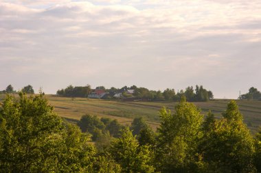 Modern dağ köyü, gelişmiş ve antik teknoloji ve binalara sahip. Ormanların ve uzak köylerin güzel manzarası. Çeşitli aletlerin duvar kağıtları için güzel bir fotoğraf.