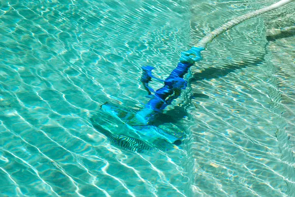 Cleaning swimming pool — Stock Photo, Image