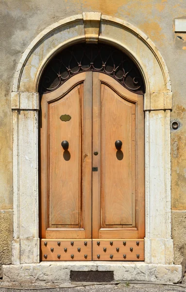 Italian wooden door — Stock Photo, Image