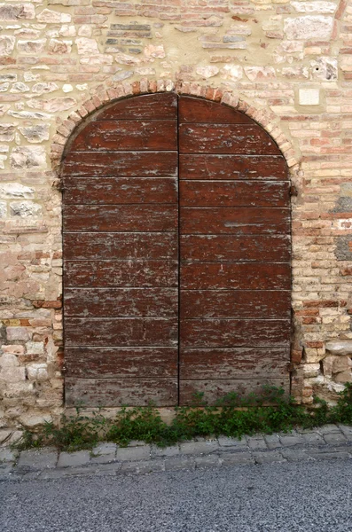 Italské dřevěné dveře — Stock fotografie