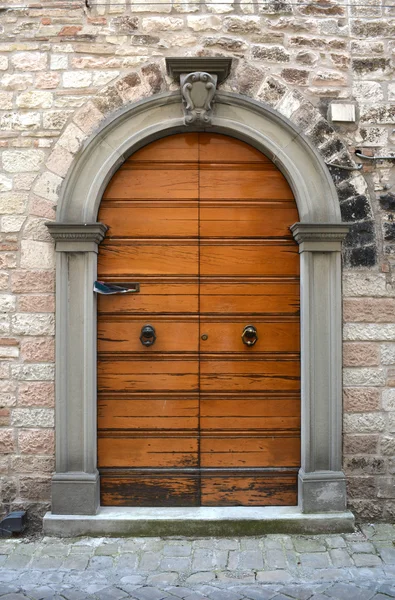 Puerta de madera italiana — Foto de Stock