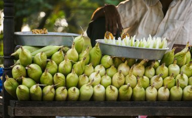 sokak corncobs satıcı Hindistan
