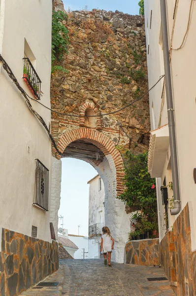 Oude stadspoort in casares — Stockfoto