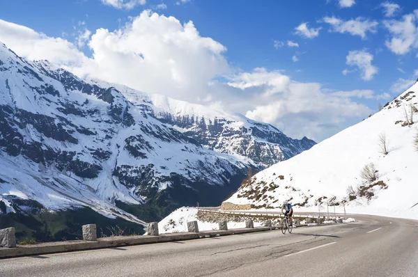 Fietser op de weg van alpine hooggebergte — Stockfoto