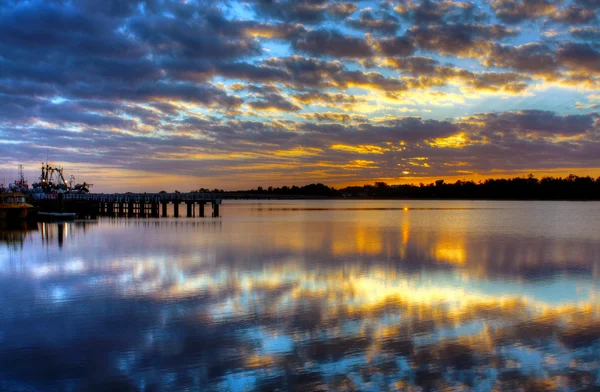 Zonsopgang boven de ingang van de lake, Australië — Stockfoto