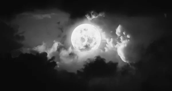 Imagen Artística Del Panorama Blanco Negro Hermosa Luna Brillante Nubes — Foto de Stock