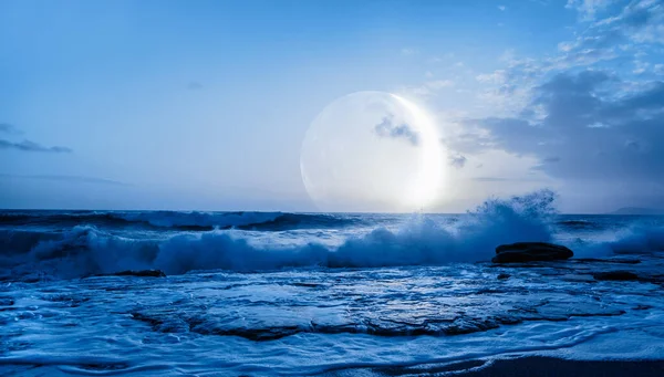 Lune Dessus Mer Avec Beaucoup Étoiles Nébuleuse Nuit Les Éléments — Photo