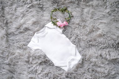 Beyaz, boş bebek kıyafetleri, yeni doğmuş vücut modelleri.