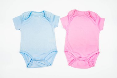 İki boş bebek giysisi, yeni doğmuş bir vücut modeli.