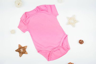 Pembe, boş bebek kıyafetleri, yeni doğmuş vücut kıyafetlerinin maketi.