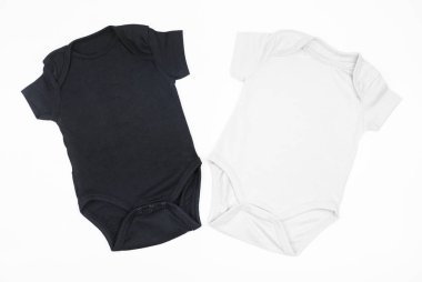 İki boş bebek giysisi, yeni doğmuş bir vücut modeli.