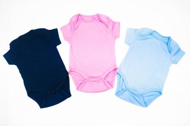Üç tane boş bebek giysisi, yeni doğmuş bir vücut modeli.