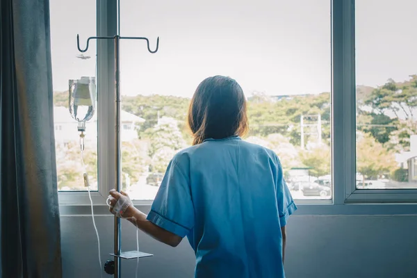 Hasta bir kadının hastane koğuşunun penceresinde dikilip sağlığının daha iyi olmasını umması. Hastalıklı kadın hastaneye yatırıldığında hissettiği kavram..