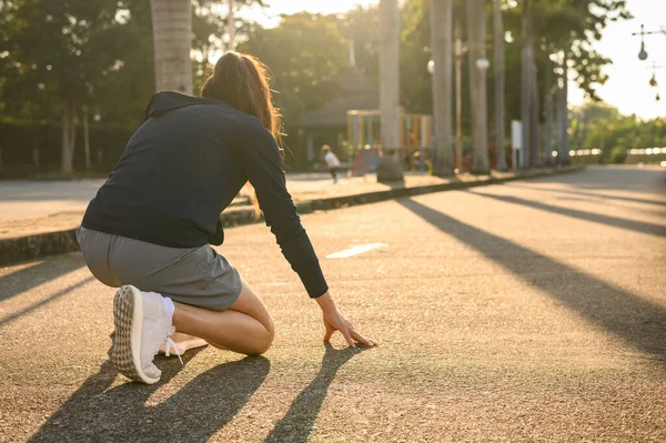 Gehakt Shot View Van Atleet Runner Vrouw Startpositie Klaar Voor — Stockfoto