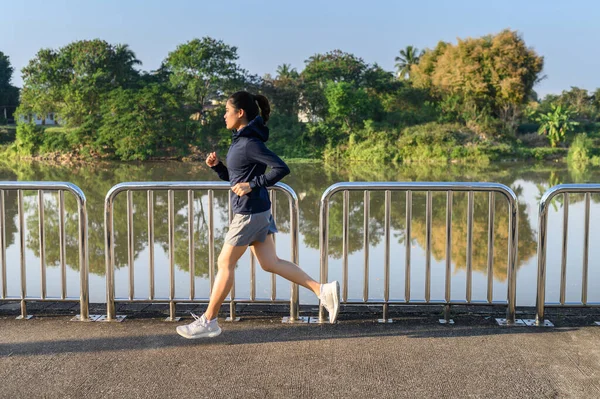 Portrait Jeune Femme Asiatique Courant Dans Ville Sur Bord Eau — Photo