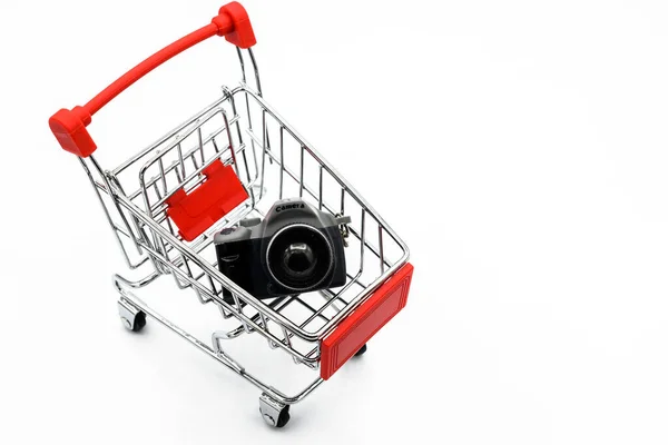 Ein Einkaufswagen Mit Spielzeugkamera Isoliert Auf Weißem Hintergrund Ein Wagen — Stockfoto
