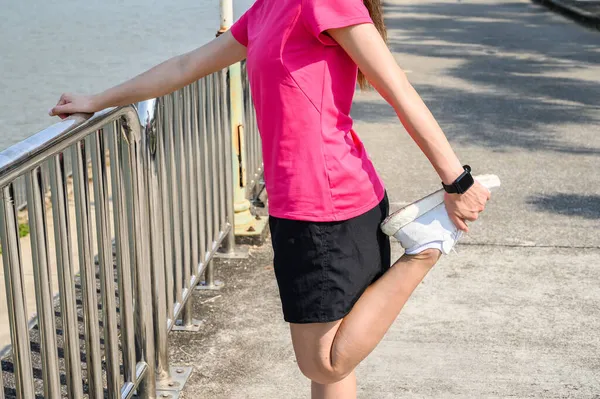 Gehakt Schot Uitzicht Runner Vrouw Doen Strekken Opwarmen Van Haar — Stockfoto