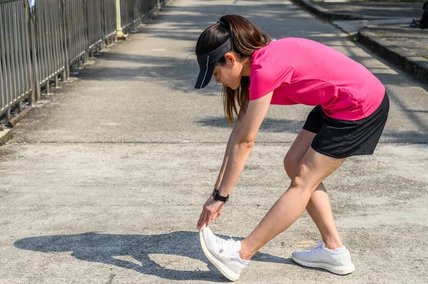 Portrait Une Coureuse Qui Étire Réchauffe Les Jambes Avant Courir — Photo