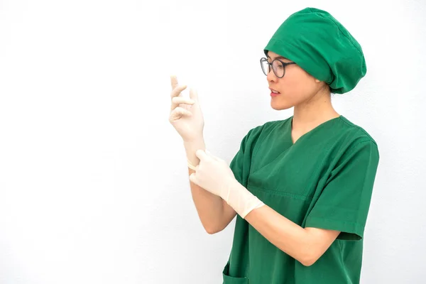 在医院手术室 亚洲护士头戴橡胶手套 举手表决 准备好做手术了 — 图库照片