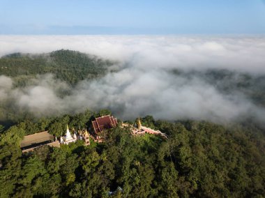 Wat Phra Doi Phra Chan tapınağının havadan görünüşü. Tayland 'ın Lampang bölgesindeki Mae Tha bölgesindeki sakin tepenin üzerinde sis var..