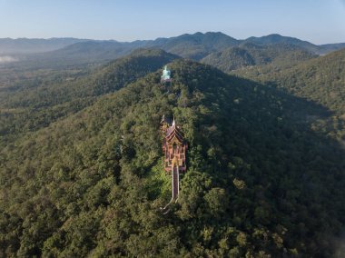 Wat Phra 'nın havadan görünüşüne göre Doi Phra Chan tapınağı Tayland' ın Lampang bölgesindeki Mae Tha bölgesinde sakin bir tepede yer almaktadır..