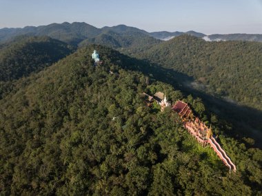 Wat Phra 'nın havadan görünüşüne göre Doi Phra Chan tapınağı Tayland' ın Lampang bölgesindeki Mae Tha bölgesinde sakin bir tepede yer almaktadır..