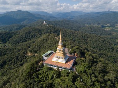 Tayland 'ın Chiang Rai ilinde, Mon Phrachao Lai dağlarının eteklerinde yer alan büyük pagoda' nın havadan görünüşü 618 metredir..