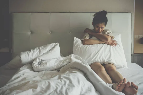 Portret Van Een Depressieve Vrouw Die Alleen Het Bed Slaapkamer — Stockfoto