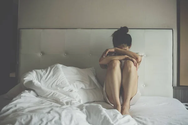 Retrato Una Mujer Deprimida Sentada Sola Cama Del Dormitorio Conceptual — Foto de Stock