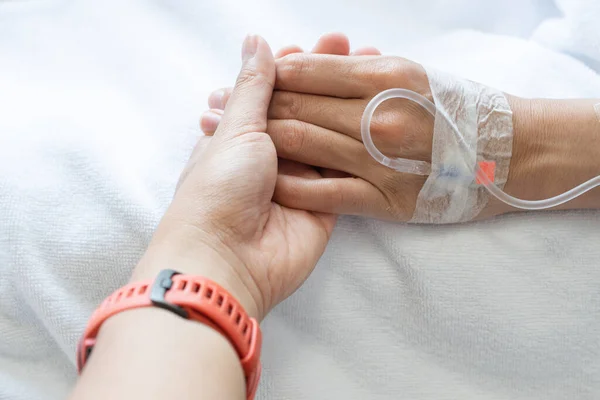 Någon Håller Patientens Hand När Han Får Intravenös Vätska Direkt — Stockfoto