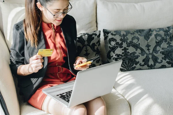 Portrait Business Woman Holding Credit Card Using Laptop Online Shopping — Stock fotografie