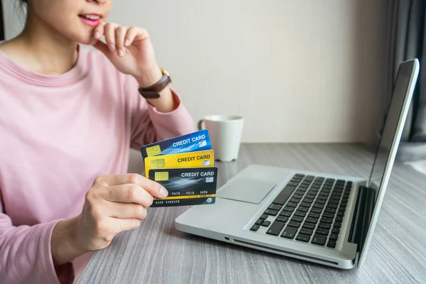 Woman Holding Credit Card Using Laptop Online Shopping Online Shopping — Stock fotografie