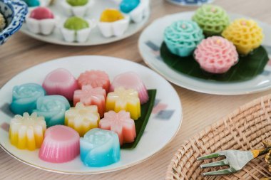 Masadaki Tayland tatlısının (Khanom Wan Thai) setini kapat. Tayland tatlıları hafif ve serin batı tarzı tatlılara karşı tatlı ve bazen de doyurucu bir atıştırmalıktır..