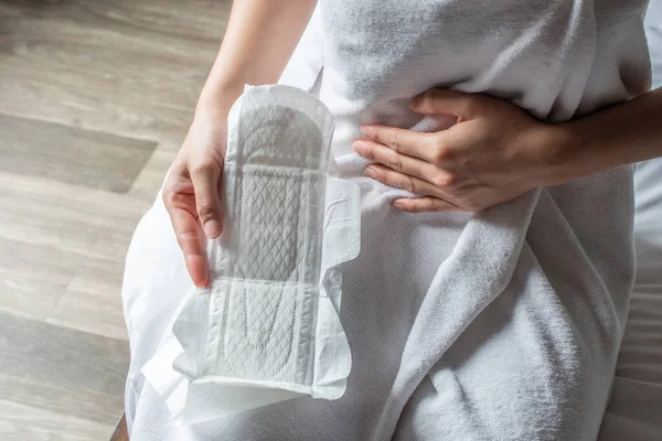 穿着卫生巾或月经垫的妇女 妇女在月经期间使用它 以避免衣服受损 — 图库照片