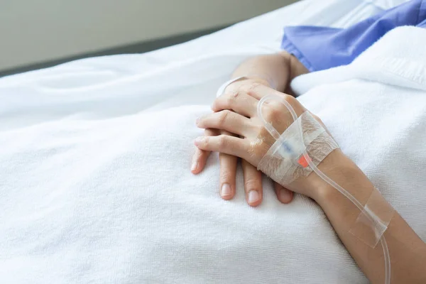 Beskuren Bild Patientens Hand Som Får Intravenös Vätska Direkt Ven — Stockfoto