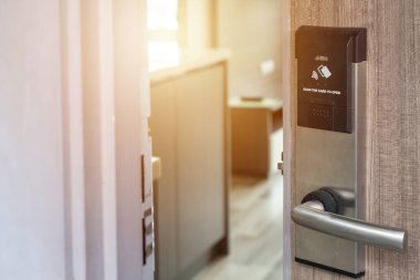Otel odasının önünde kapısı açık olan elektronik kapı kolu. Otel, tatil yeri ya da apartman dairesinin önündeki elektronik kapı kavramı vs..