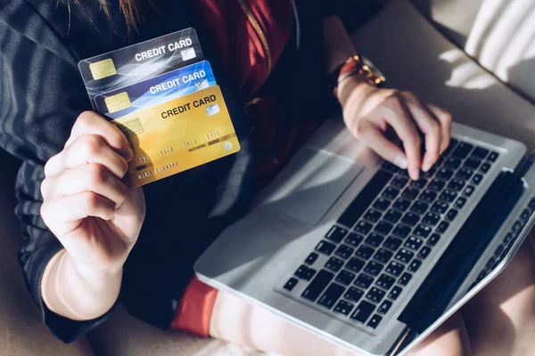 Close Business Woman Holding Credit Card Using Laptop Online Shopping — Stock fotografie