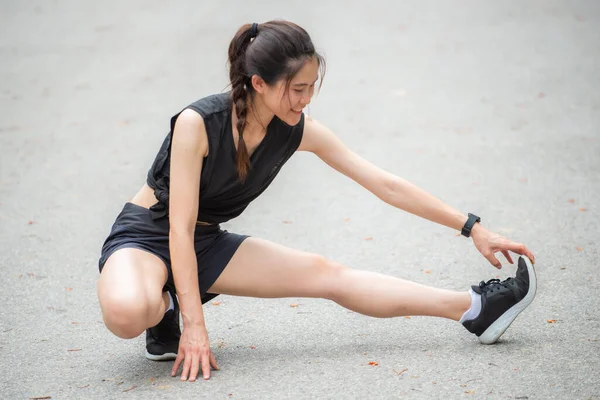 Portrait Une Coureuse Qui Étire Réchauffe Les Jambes Avant Courir — Photo