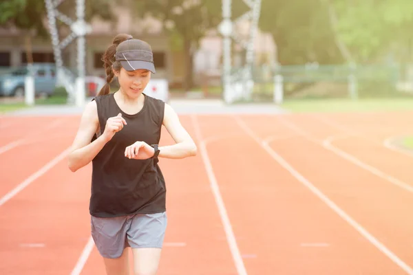 Portret Van Een Jonge Atleet Renbaan Kijkt Naar Haar Slimme — Stockfoto