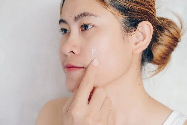 Close Young Asian Woman Applying Moisturizer Cream Her Face Konsep — Stok Foto
